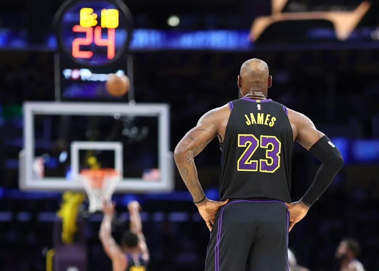 今日，有美媒更新动态，晒出一则数据与球迷分享，根据统计，詹姆斯是NBA历史上唯一