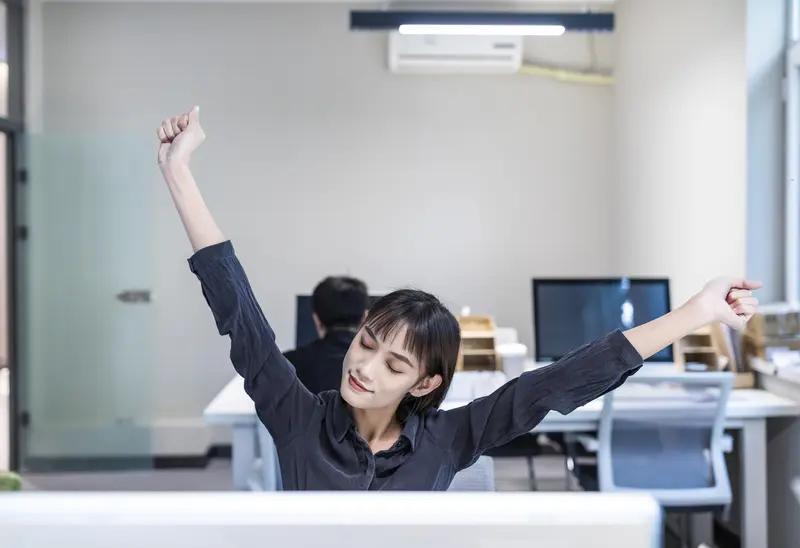 生活中，我们常常好似被无形的鞭子驱赶着，朝着所谓的“阳光”一路疾驰。但请别忘了，