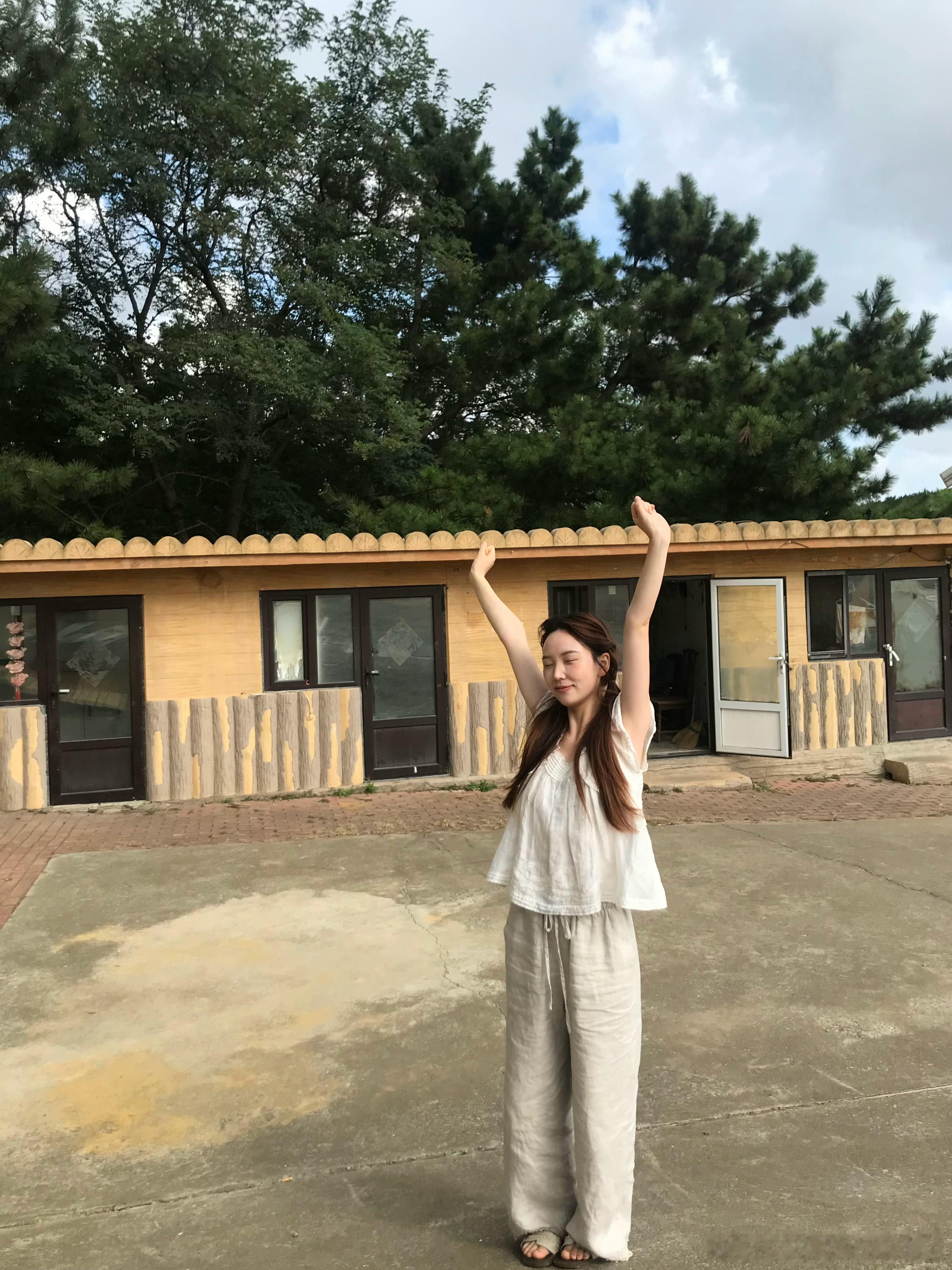 扎上双马尾心里的那个小女孩她还在 
