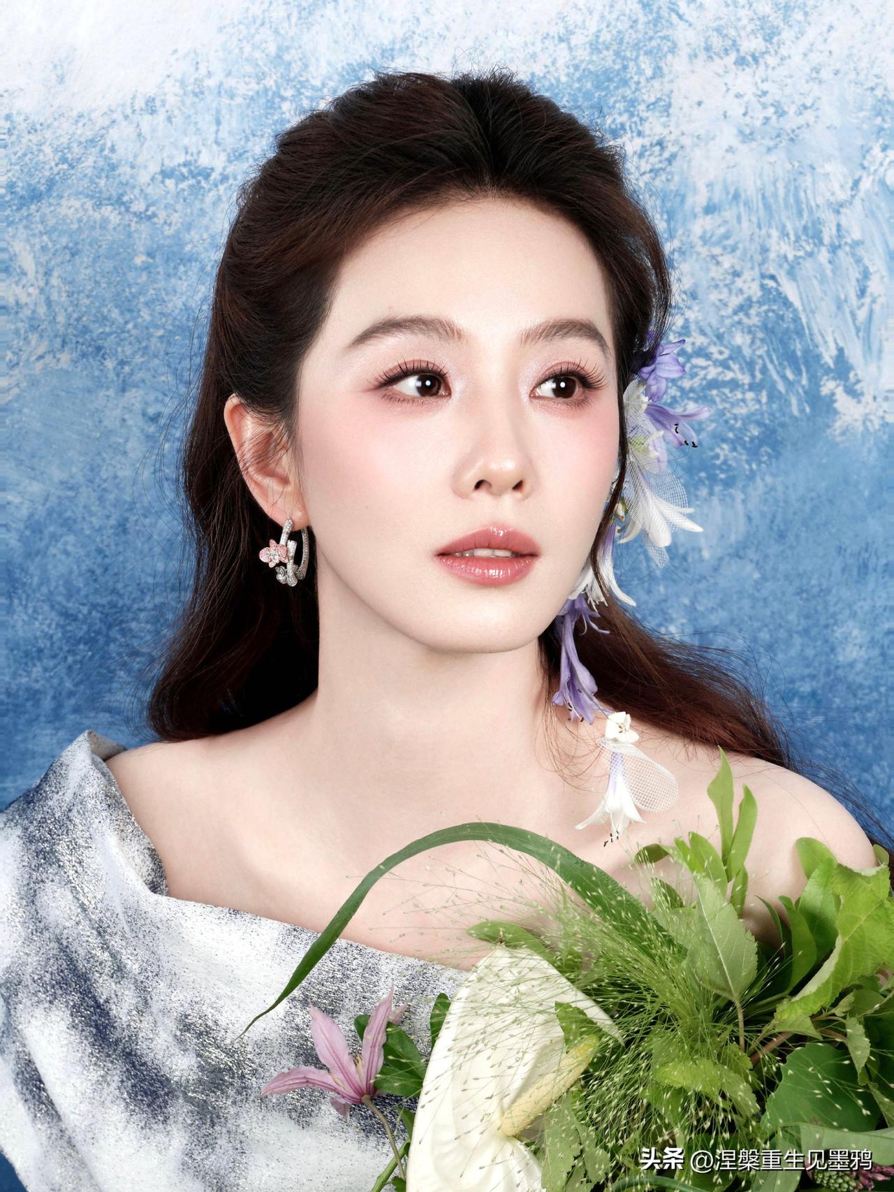 刘诗诗油画写真释出！水墨裙配蓝调背景，美得像从莫奈画里走出来，连发丝都透着古典优