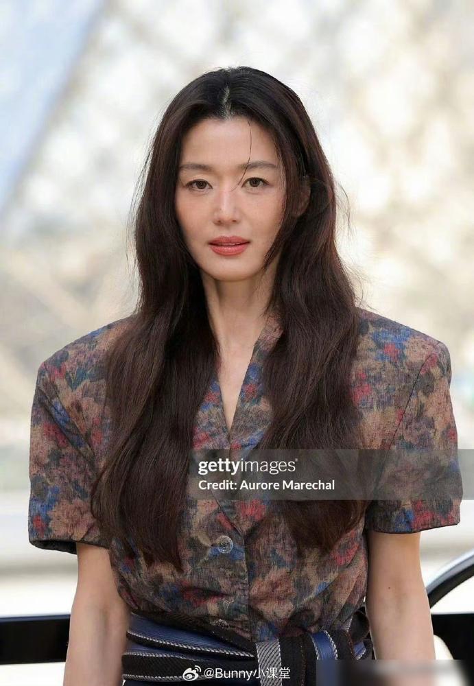 全智贤彻底翻车了。曾经的女神现在满脸戾气，眼神刻薄得让人心惊。别总说是自然衰老，