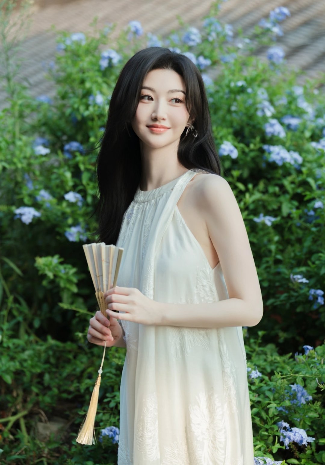 景甜拿着小折扇有点复古韵味～ ​​​
