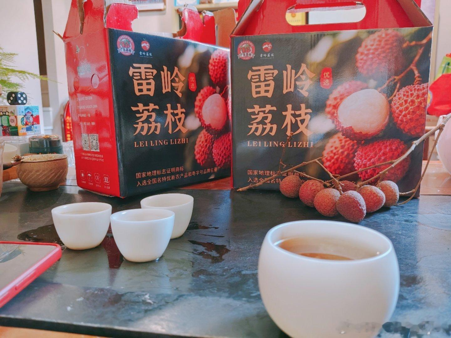 汕头红彤彤的雷岭荔枝，宛如夏日里的一团火焰🔥，点亮了味蕾的每一个角落。🌳这不