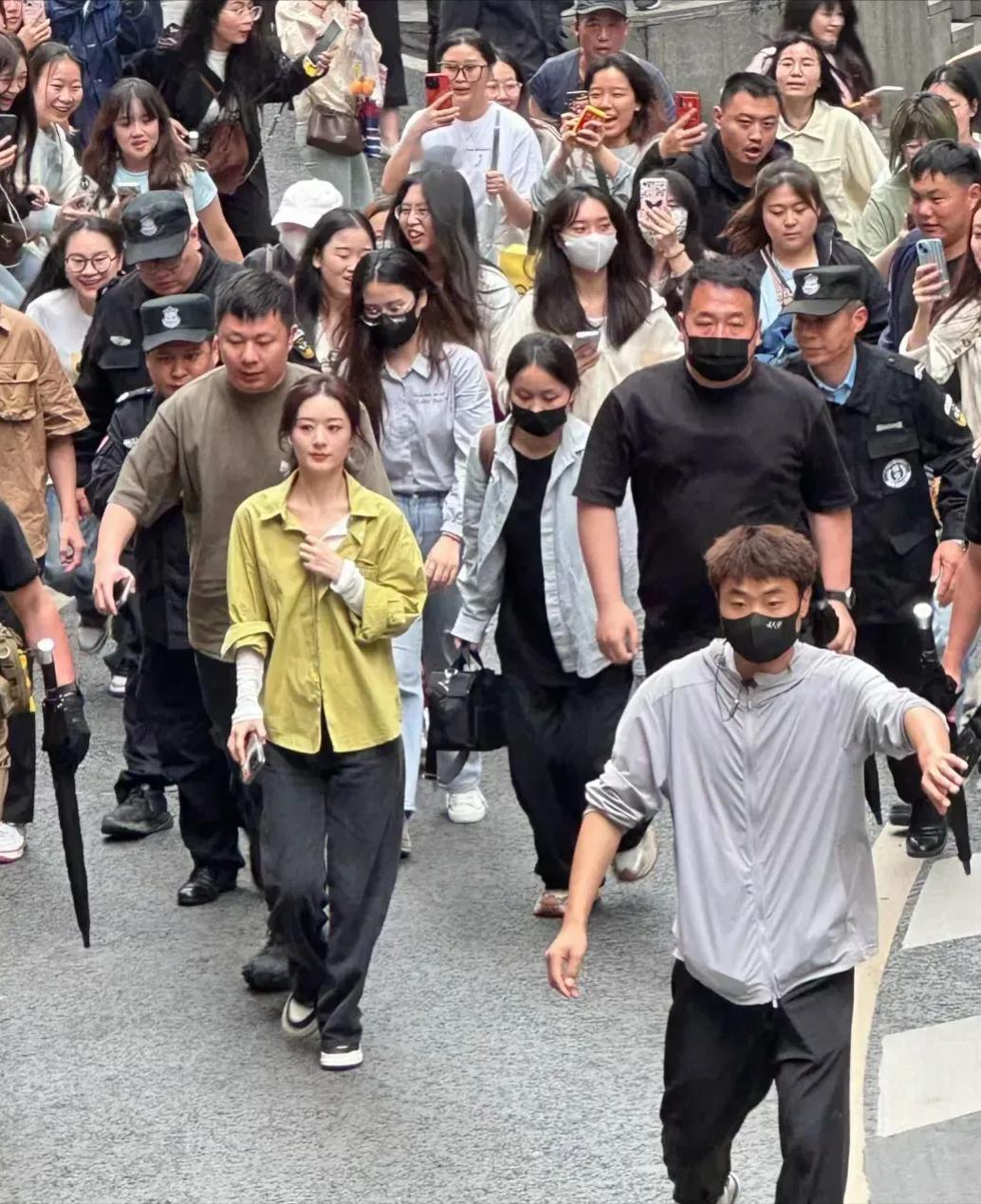 赵丽颖今日嫩的像“大学生”，在人群中美得好突出！不愧是顶流女星，连随手拍的生图都