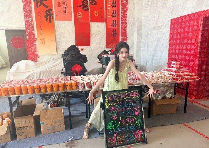 白鹿跨剧组送上下午茶，手写昵称甜度满分，孙珍妮立刻安排饮品回礼。二人从《长月烬明