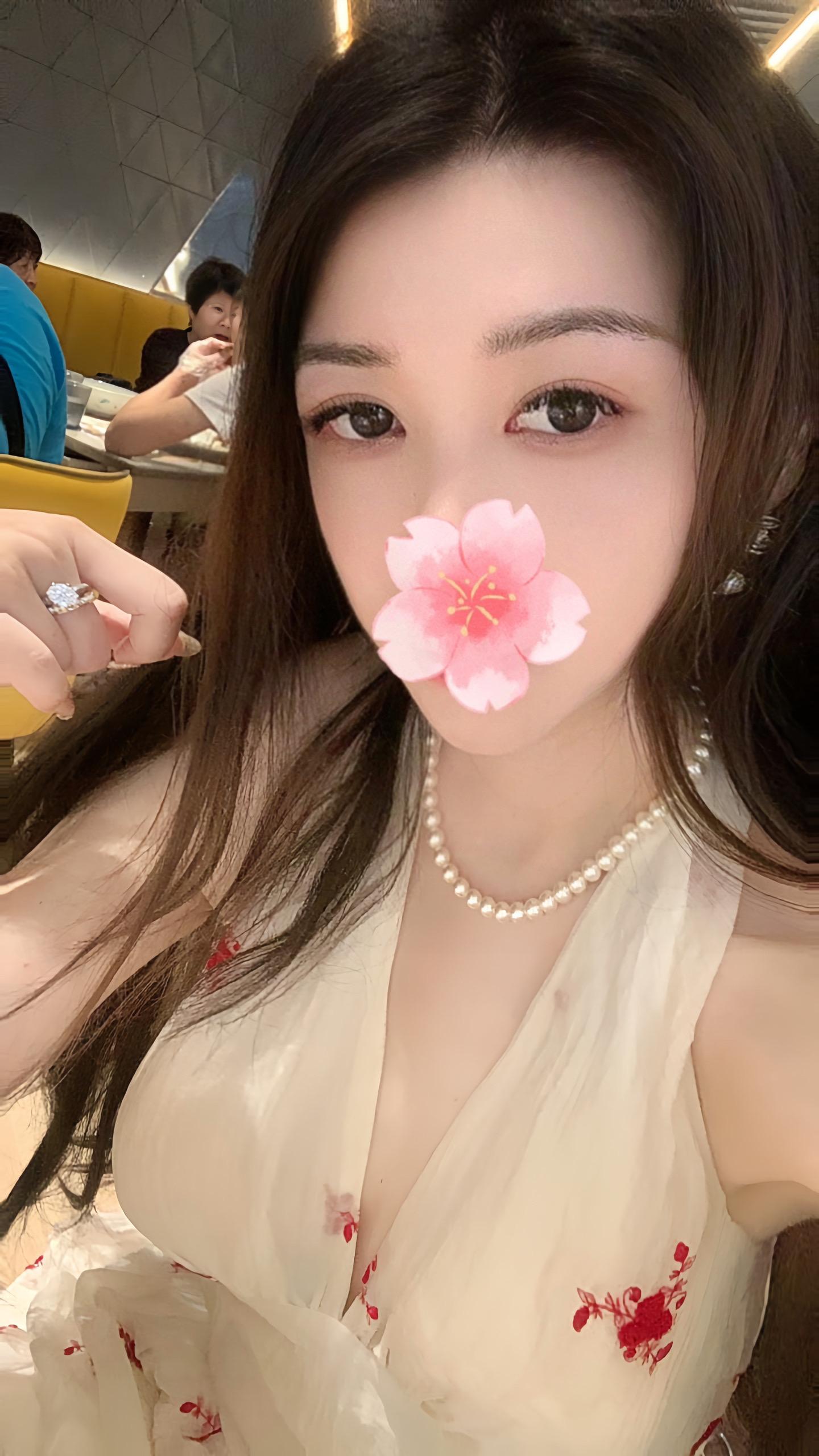 有一天 和你暧昧的女生推到了我的主页。我的心里很苦涩 时常问自己 其实缘分是什么