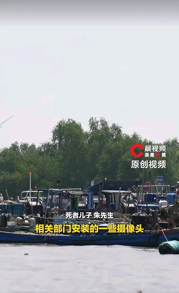 广东汕头这事儿太让人心寒了。7月2日，朱先生父母出海捕蚝，被铁船撞得船翻人落水，