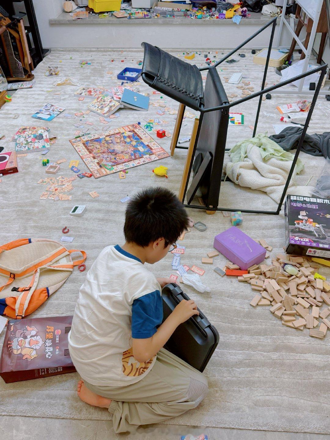上学吧……上学吧……再也不说四五小时的兴趣班不人道了………上学吧，小孩子就应该上