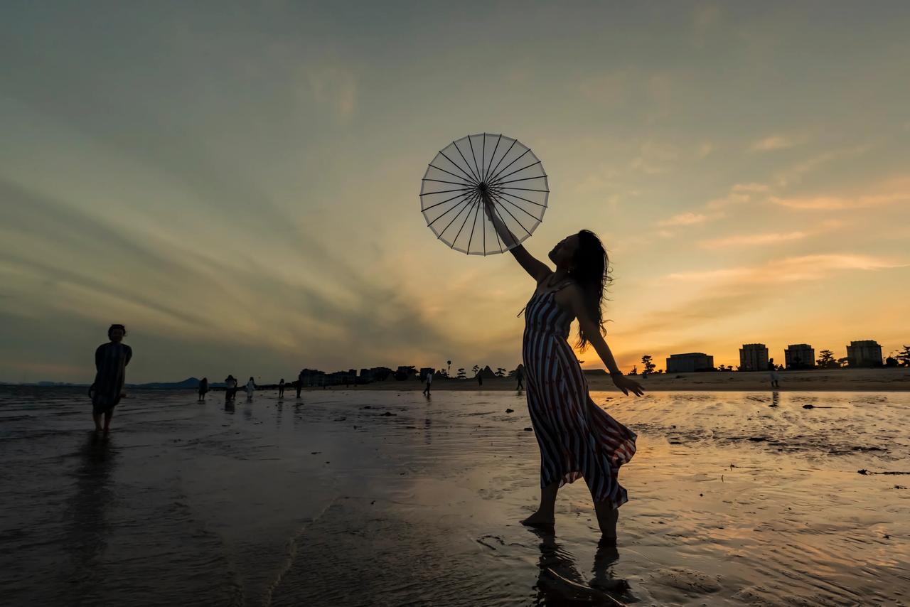 夕阳映照湖面，宁静的黄昏美景。🌅🌊🍃
落日余辉美景 湖畔日落随拍 
湖边日