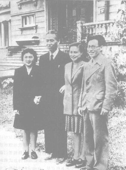 刘少奇同刘允斌(右一)、刘爱琴(右二)及朱德的女儿朱敏(左一)在莫斯科。