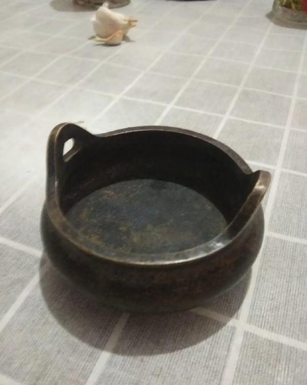 家里大扫除，公公收拾出个旧铜香炉，圆肚子、上头两个翘耳朵，浑身黑褐包浆沉乎乎，他