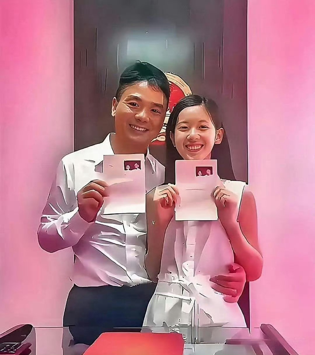 刘强东与章泽天领证合照曝光！二人相差19岁，男方41岁，女方距22岁生日仅剩一个