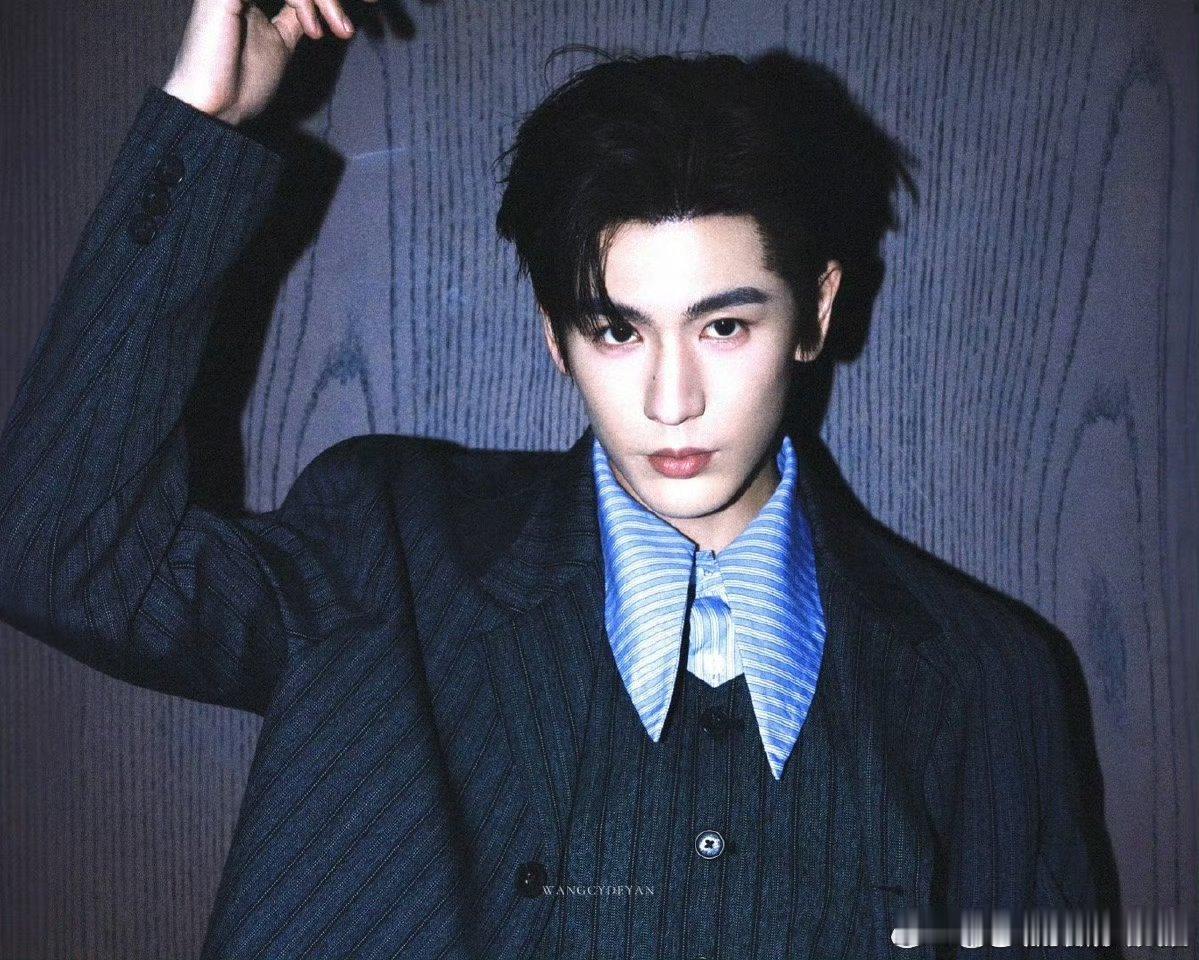 张凌赫红毯拿了张工的帽子 别人红毯比华丽，张凌赫直接带“职场道具”！安全帽配丝绒