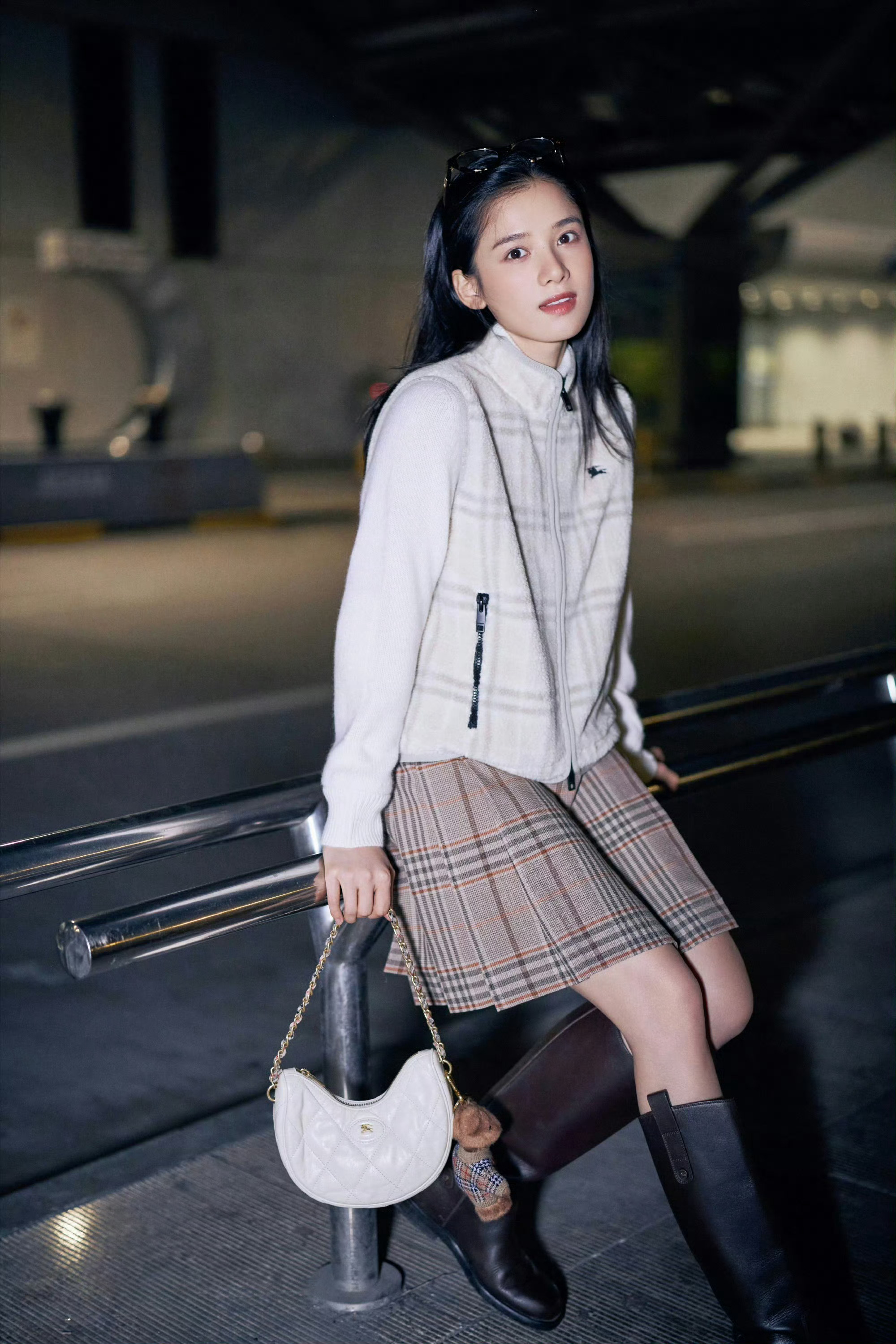 Burberry品牌代言人吴磊、品牌大使张婧仪已启程飞伦敦，即将出席2026 夏