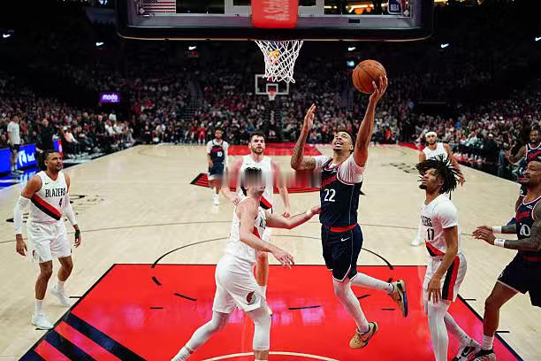 说一说快船的替补侧翼球员乔丹-米勒的相关情况。米勒本身只是一个大龄次轮秀，看起来