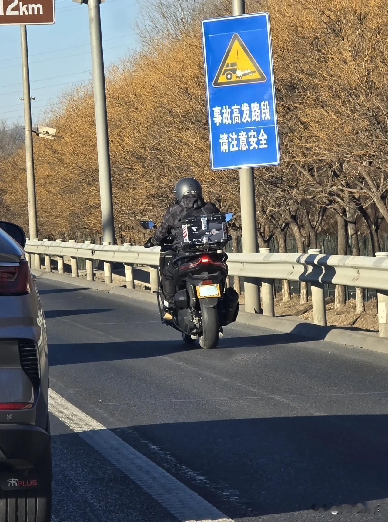 北京限行不存在，口罩一带谁也不爱
按理说 这位摩友去长安街飙车炸街也没问题吧？反