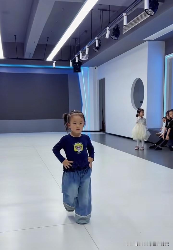 3岁的闪闪不靠爸也不靠妈，愣是凭着自己的一腔孤勇在潮童星的舞台上站稳了脚跟。
她