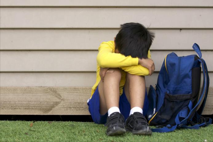 云南昭通，一副校长得知有男学生在教室内脱裤子，还露出“小鸟”给女同学看，把女同学