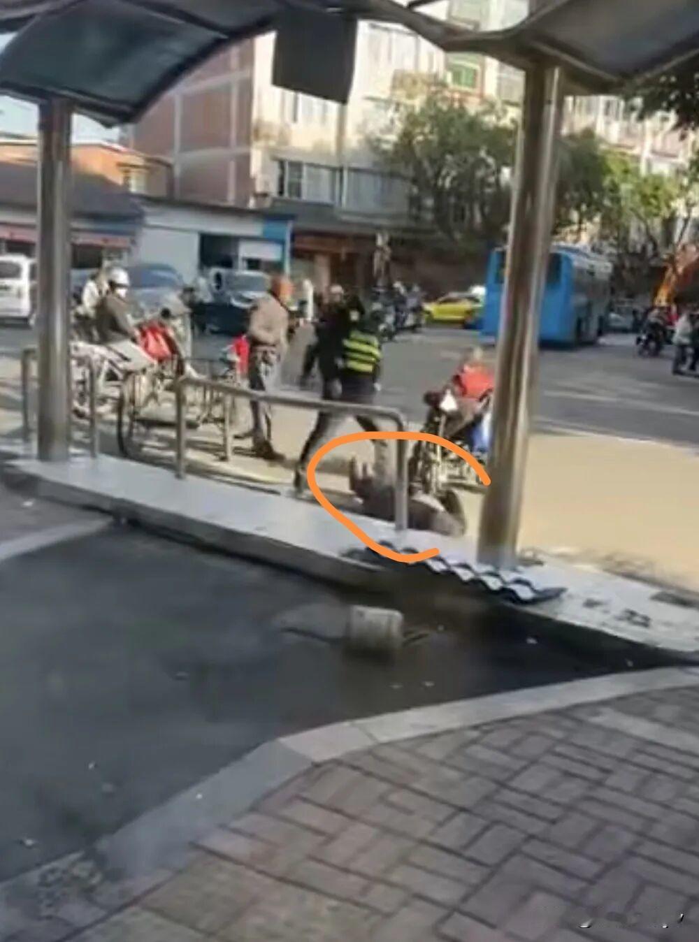 福建某交叉路口。

一位老人看到城 管跑过来，急忙走下台阶迎上去，想说什么。
