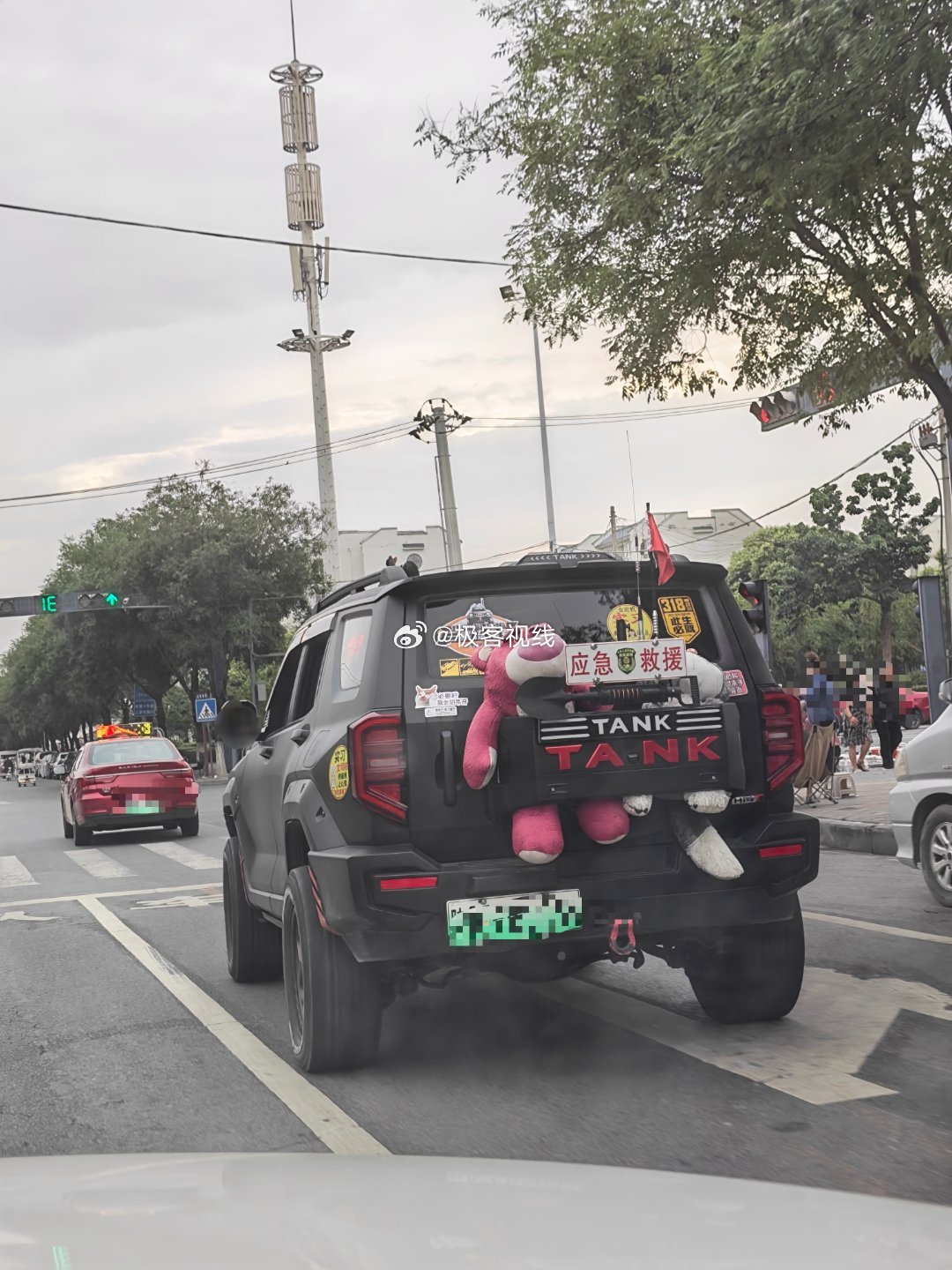 谁说坦克只能是男士标配，小姐姐一出手，铁血装甲秒变移动城堡，而且，萌起来，连炮管