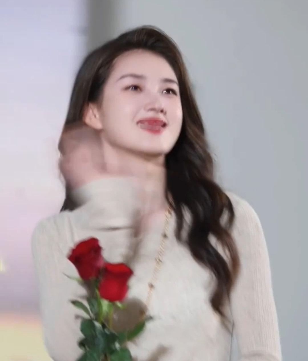 郭宇欣比宋祖儿嘴还局促的[思考] ​​​