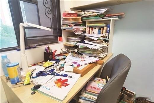 陪娃写作业的家长有多难

大概每个陪娃写作业的家长，都体验过一边崩溃、一边自愈的