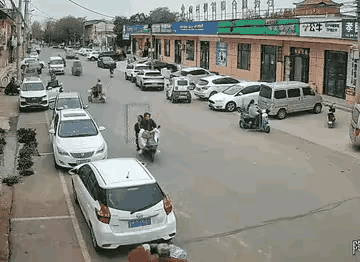 大爷大妈做得有理，白色车辆没停在车位。