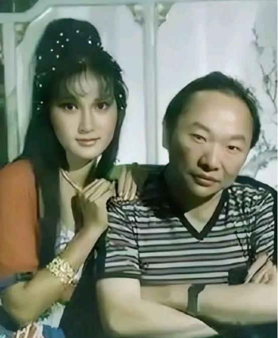 1985年， 古龙 下葬时，兄弟 林清玄 花30万元，一共买了48瓶XO酒陪葬。