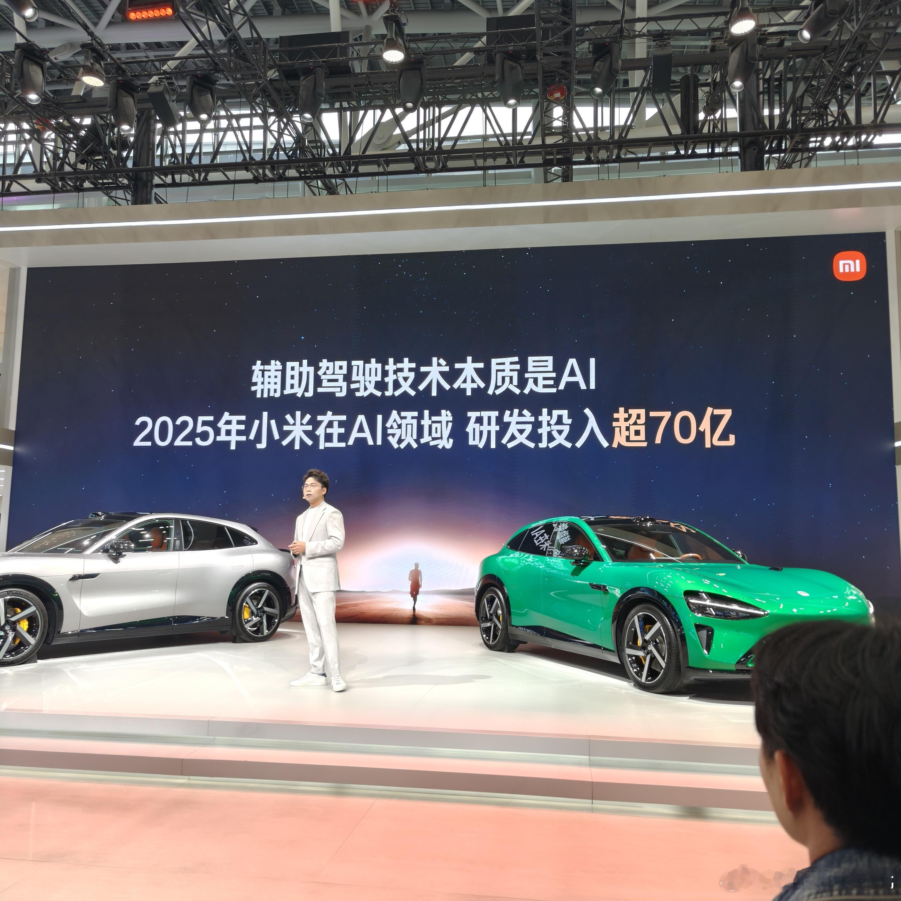 小米汽车在广州车展上带来了小米HAD增强版，通过引入强化学习和世界模型，相比上代