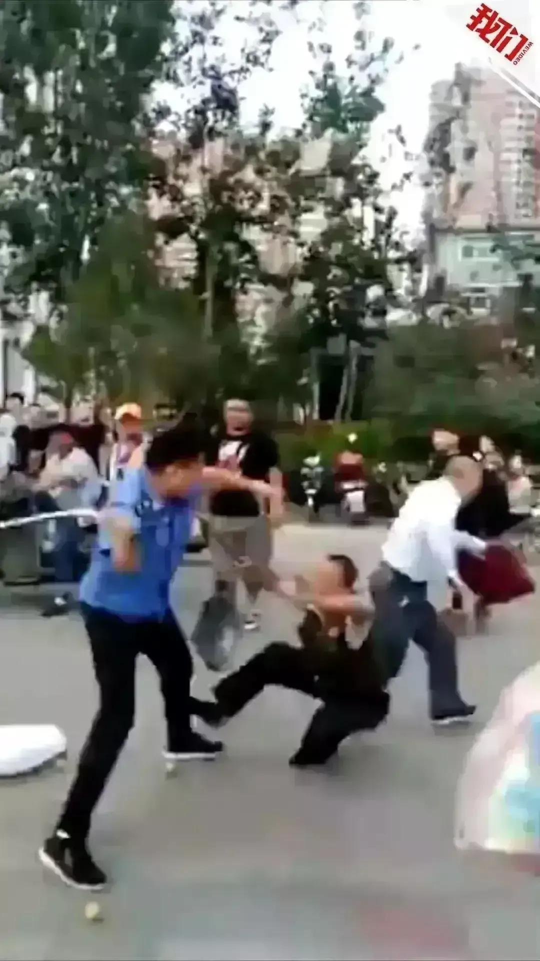 华夏同胞，向煎何太急。
执法的目的是什么？
文明执法人性化执法不行吗？
一群青壮