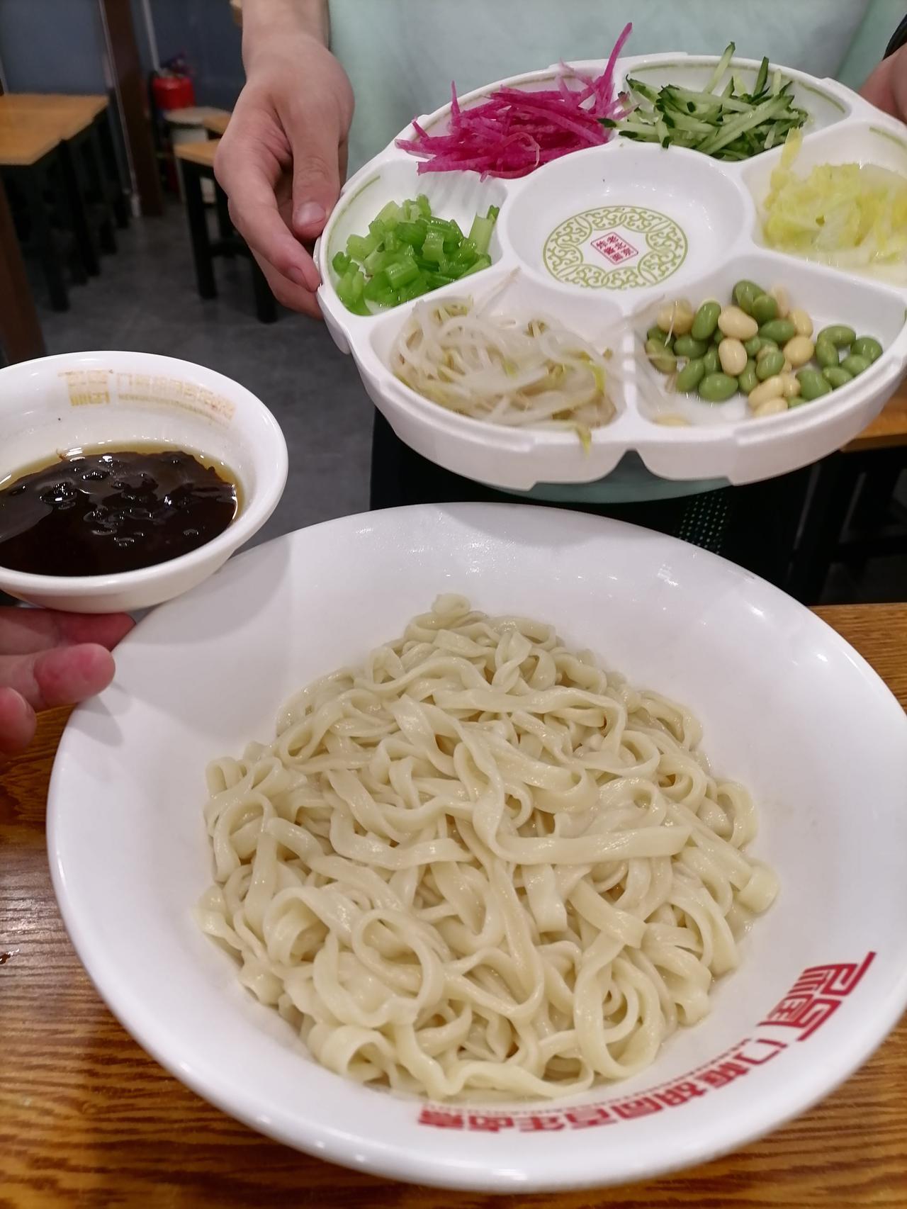 北京这面条看上去不错！视觉冲击力强，至于味道嘛可能是个人喜好问题，面条还是复合味