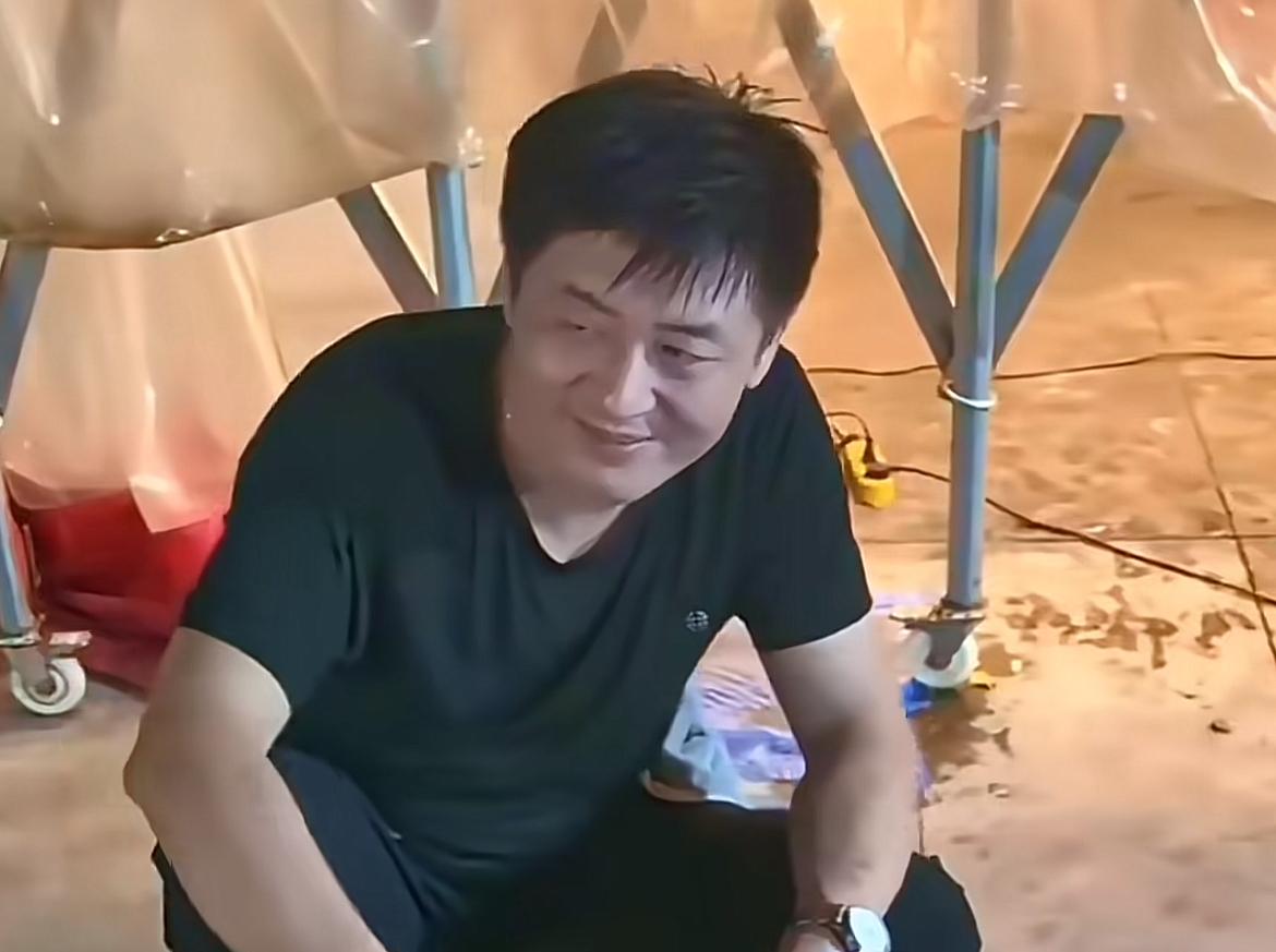 不少网友说河南这个小伙像张学峰，个人觉得脸型像，眼睛不像！张老师走的太突然，他的