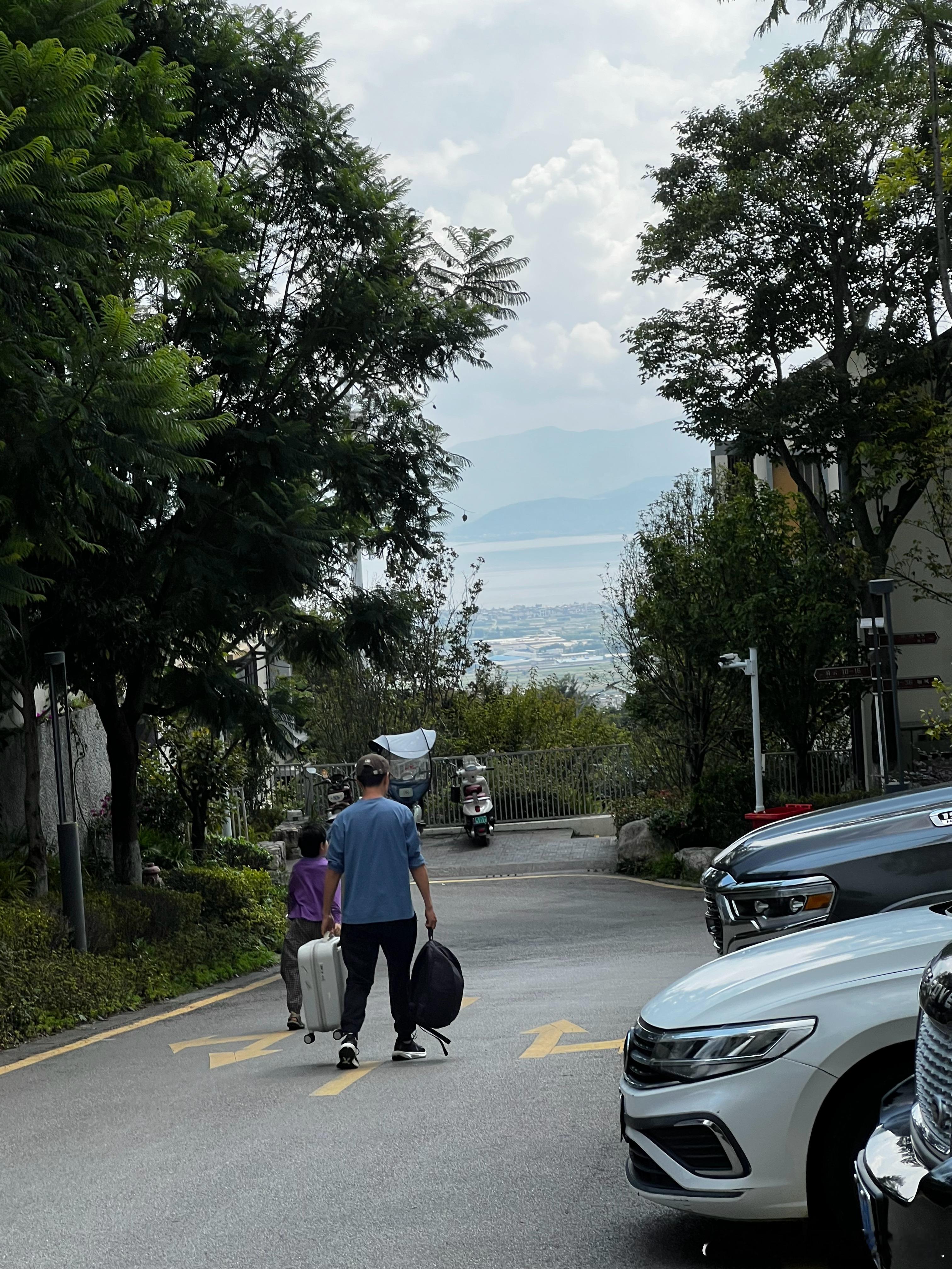 上午送老公去高铁站去山里几天帮江一燕老师拍个片子送完来商场  车还没停稳小皮居然