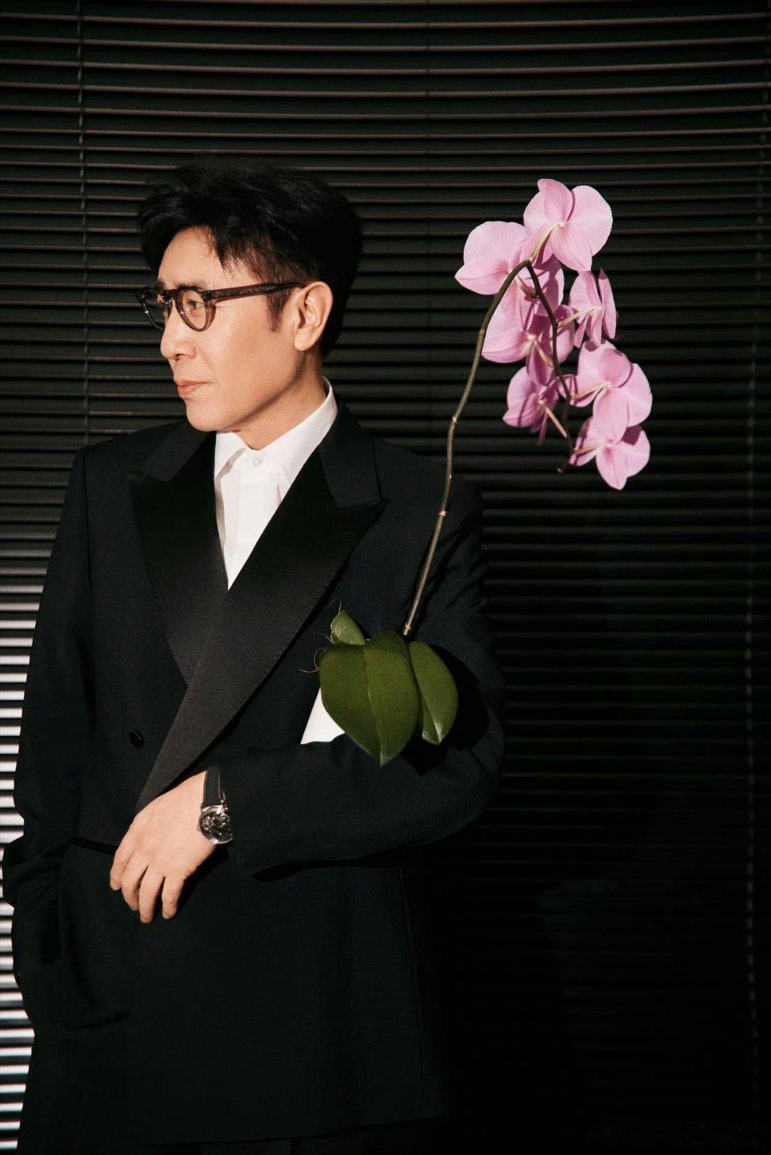 于和伟昨天北影节佩戴宝玑Tradition传世系列7037腕表，经典黑白配，叔圈