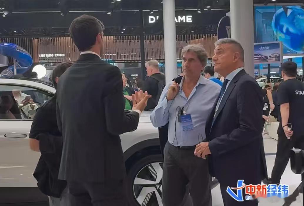 北京车展的国产新能源展台像个“国际打卡点”！北京车展国产新能源展台获老外点赞 老