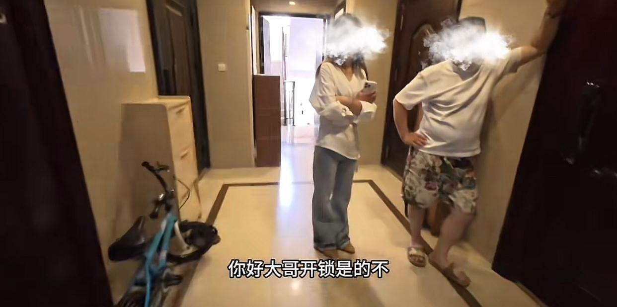大哥带妹子回家时发现家里的智能锁没电了，于是喊来了开锁师傅。开锁师傅来了看一眼开