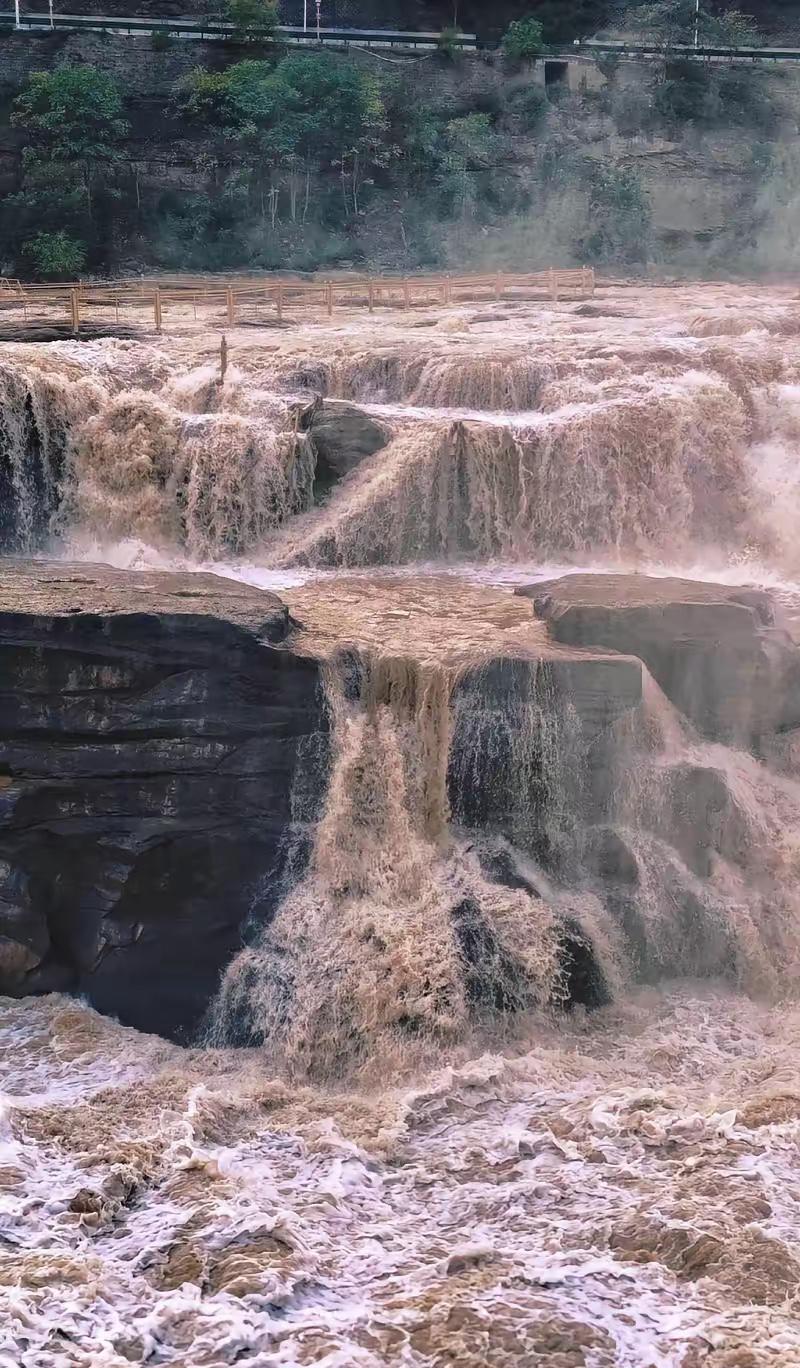 壶口瀑布这事儿真是绝了。之前在公路边修高墙防偷窥，被大家骂得把墙拆了。这下咱们可