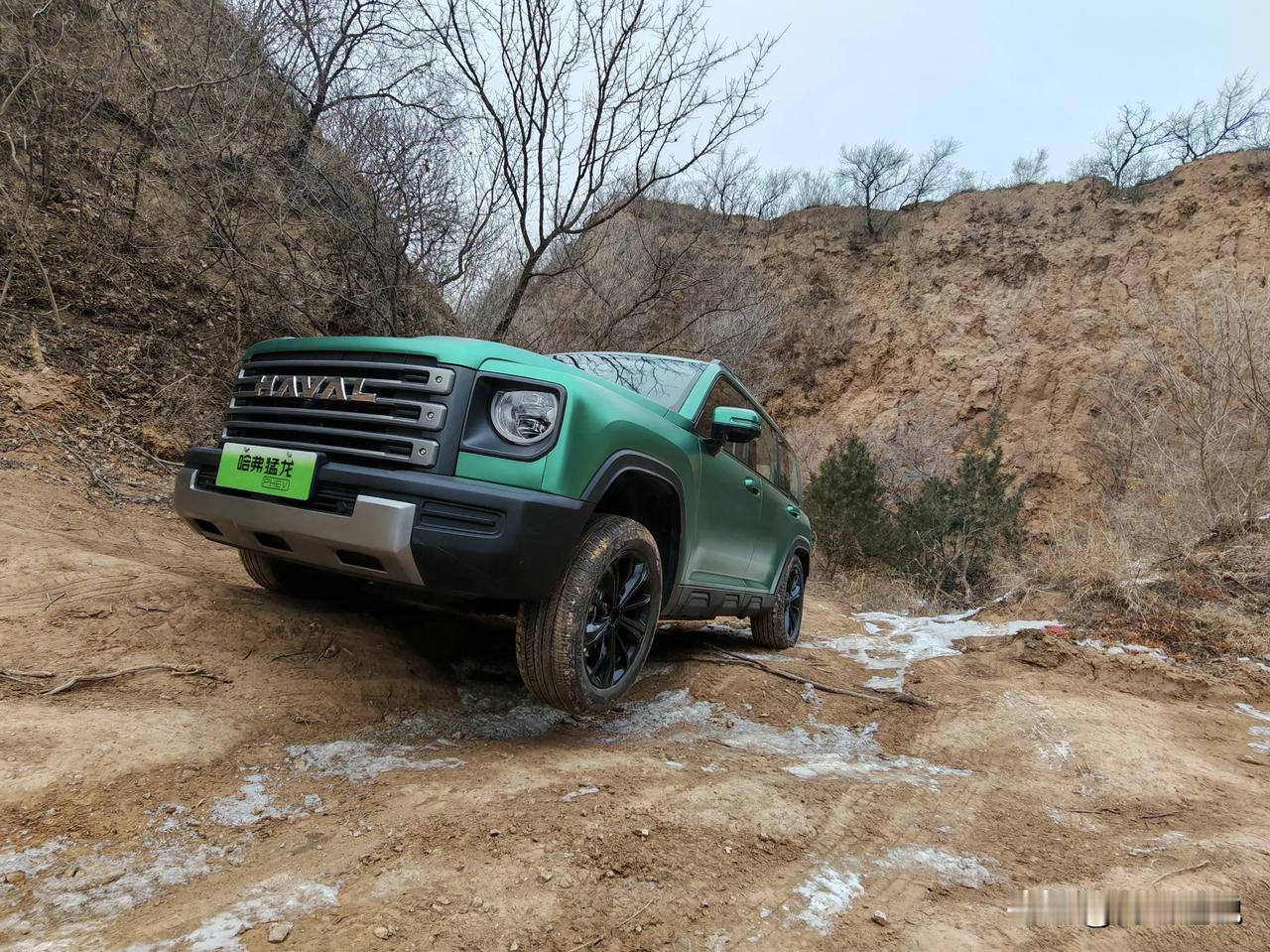 1.5T ；Hi4 四驱； 后桥硬锁；有电可以用电，没电可以用油；平均油耗 6-
