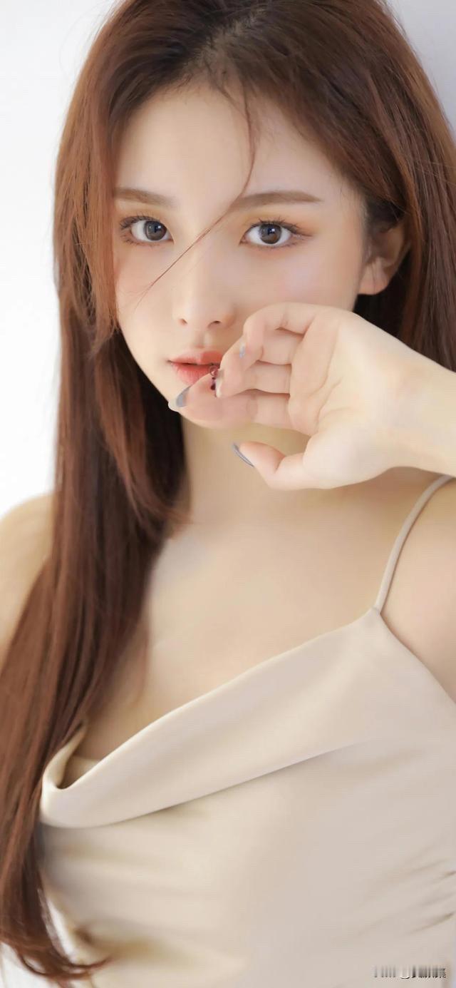 有气质的女人就像一本永远翻不完的好书，每一页都藏着无尽的魅力。
她们有春风般的亲
