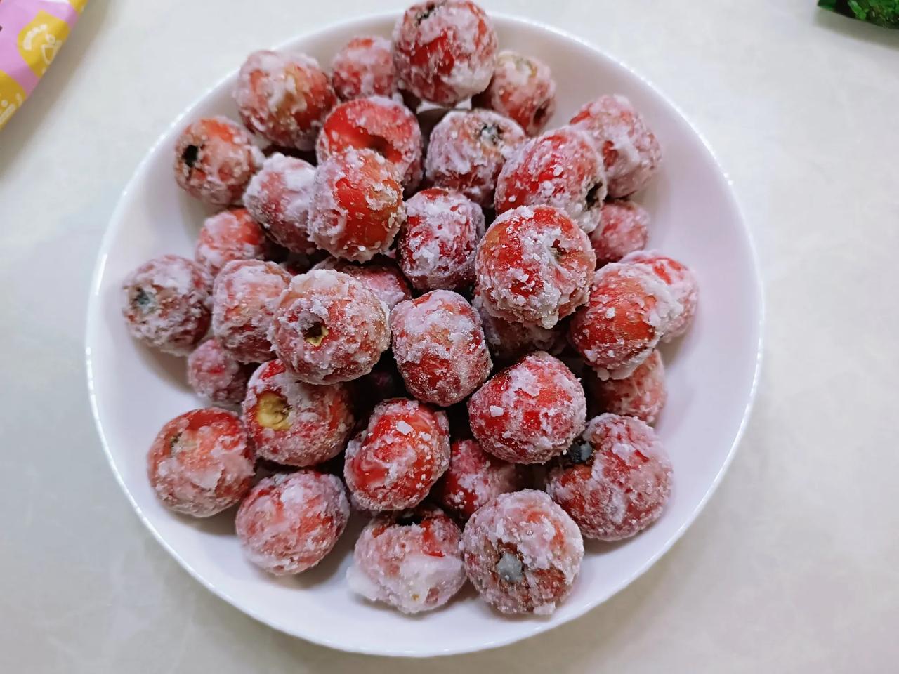 傍晚
儿媳带孙子归来
带回些山药豆
她说 是她们去地里亲手捡的
瞧见我拿回的山楂