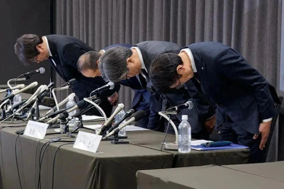 张元英18秒鞠了10次躬 把点头致意和鞠躬给搞反了吧！如果大家不知道鞠躬是啥样的