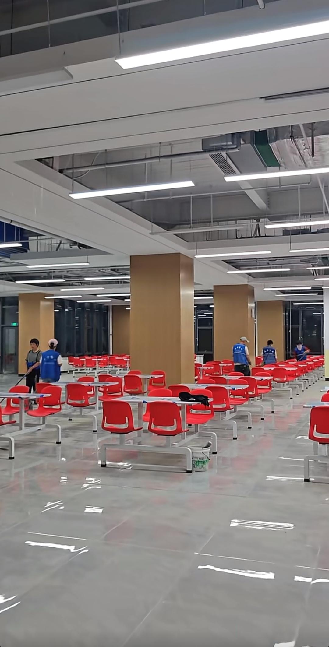 青岛理工大学临沂新校区冲刺验收！
保洁团队深夜加班精细化作业，
崭新食堂、亮堂教