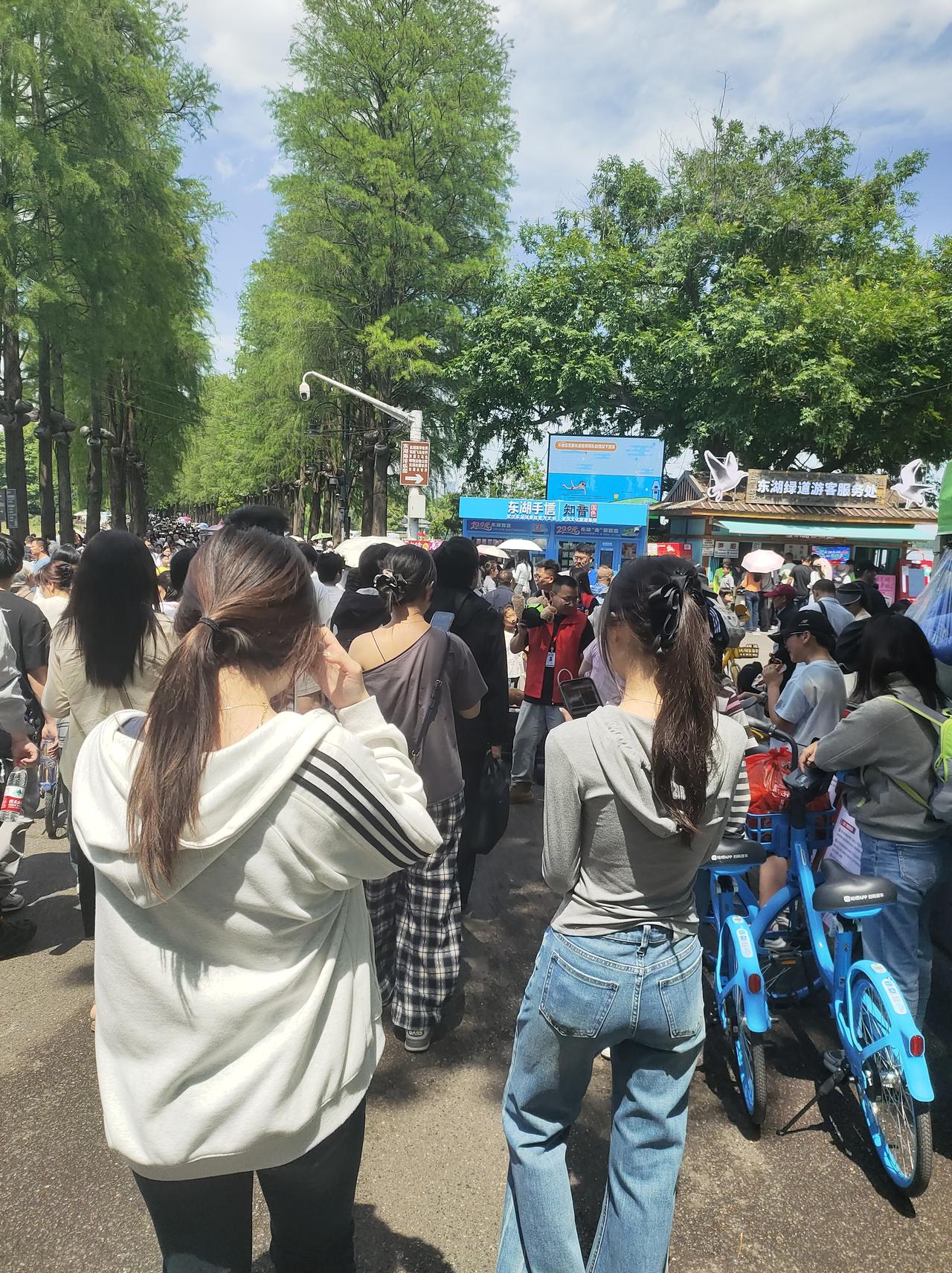 发现没有，八零后、90后真是个神奇的大群体
八零后现在都40岁出头了，你看身边有