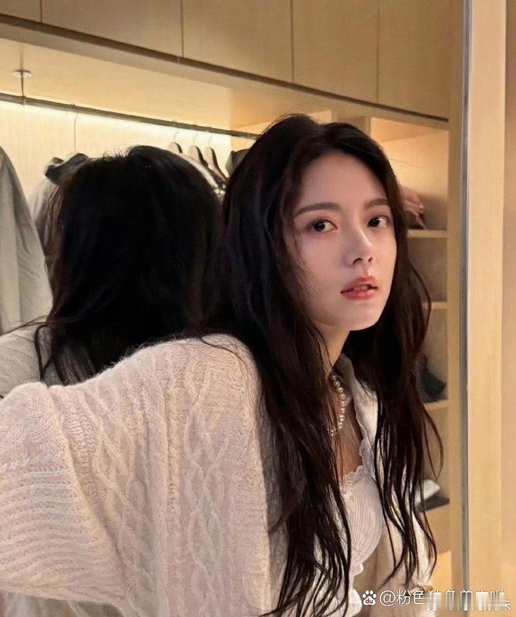 赵今麦这几张照片里，她居然穿了蕾丝吊带背心，真是让人眼前一亮 