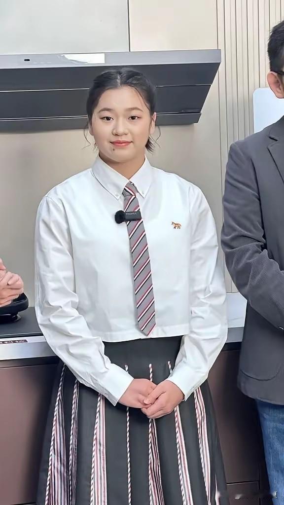 全红婵看着魁梧了不少，个子应该定型了，开始往横里长了。

估计也有一阵子没系统训