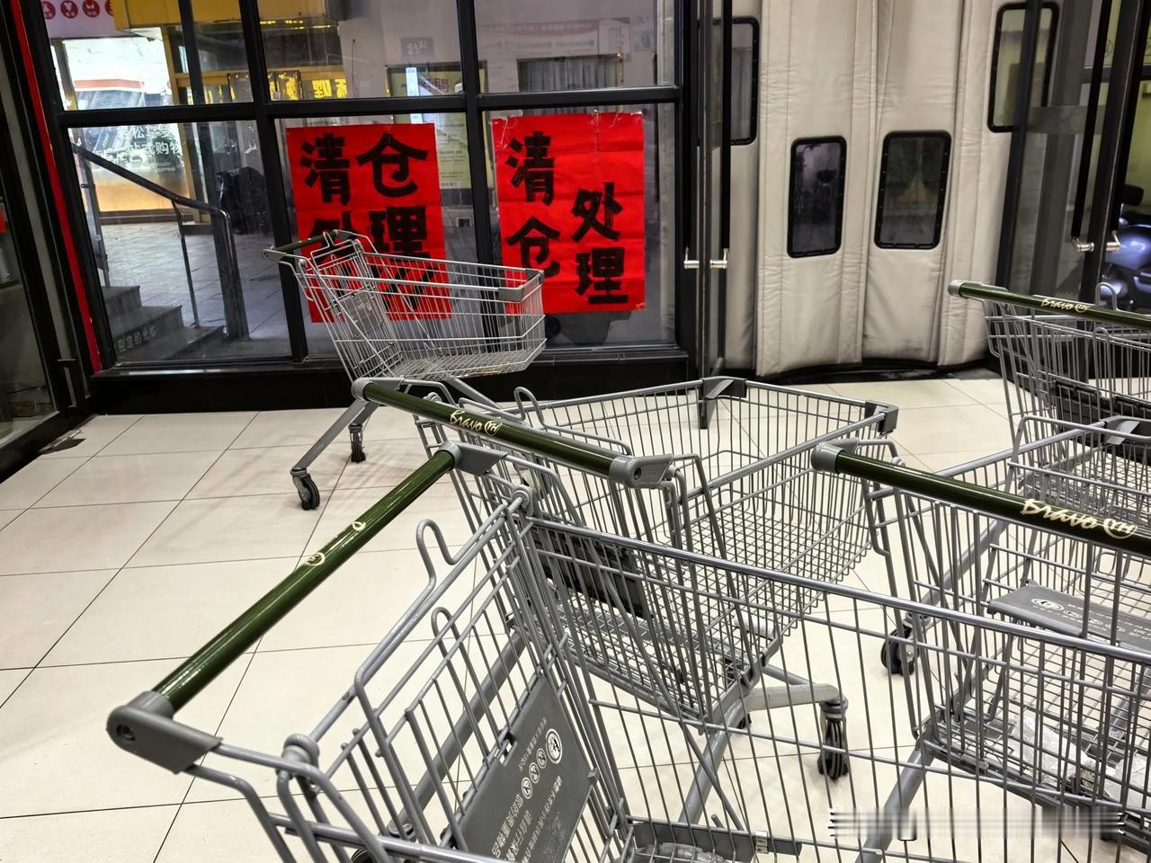 圣诞、元旦后撤店？！
县城里的永辉超市留存成疑。