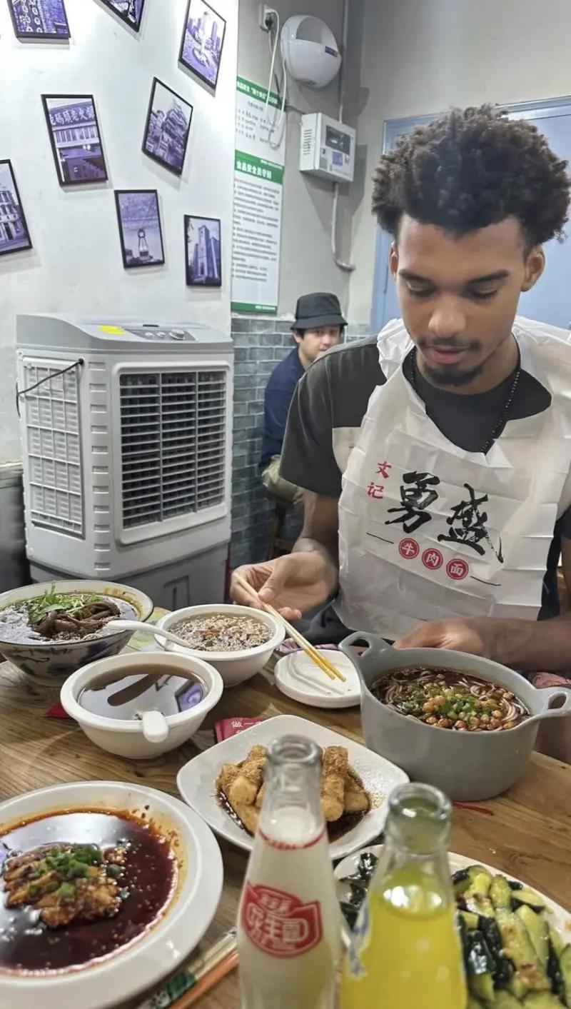 “0”宣传！文班亚马已经来到中国开始旅游！

和很多球星的“中国行”不同，文班亚