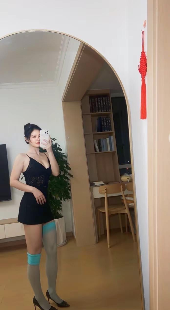 人生不会太圆满，所有的东西都很普通，只因你的喜欢和执念加上了滤镜。斩女不一定斩男