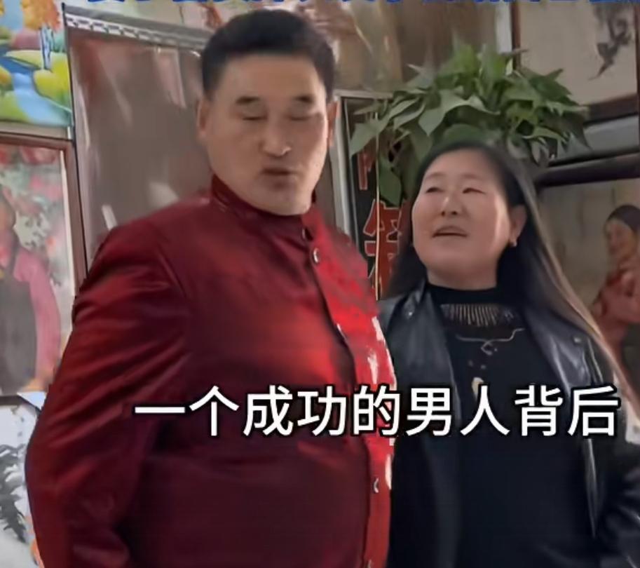 大衣哥朱之文表示，一个成功男人的背后，必定有一位勇敢的夫人在默默支持。
他称自己