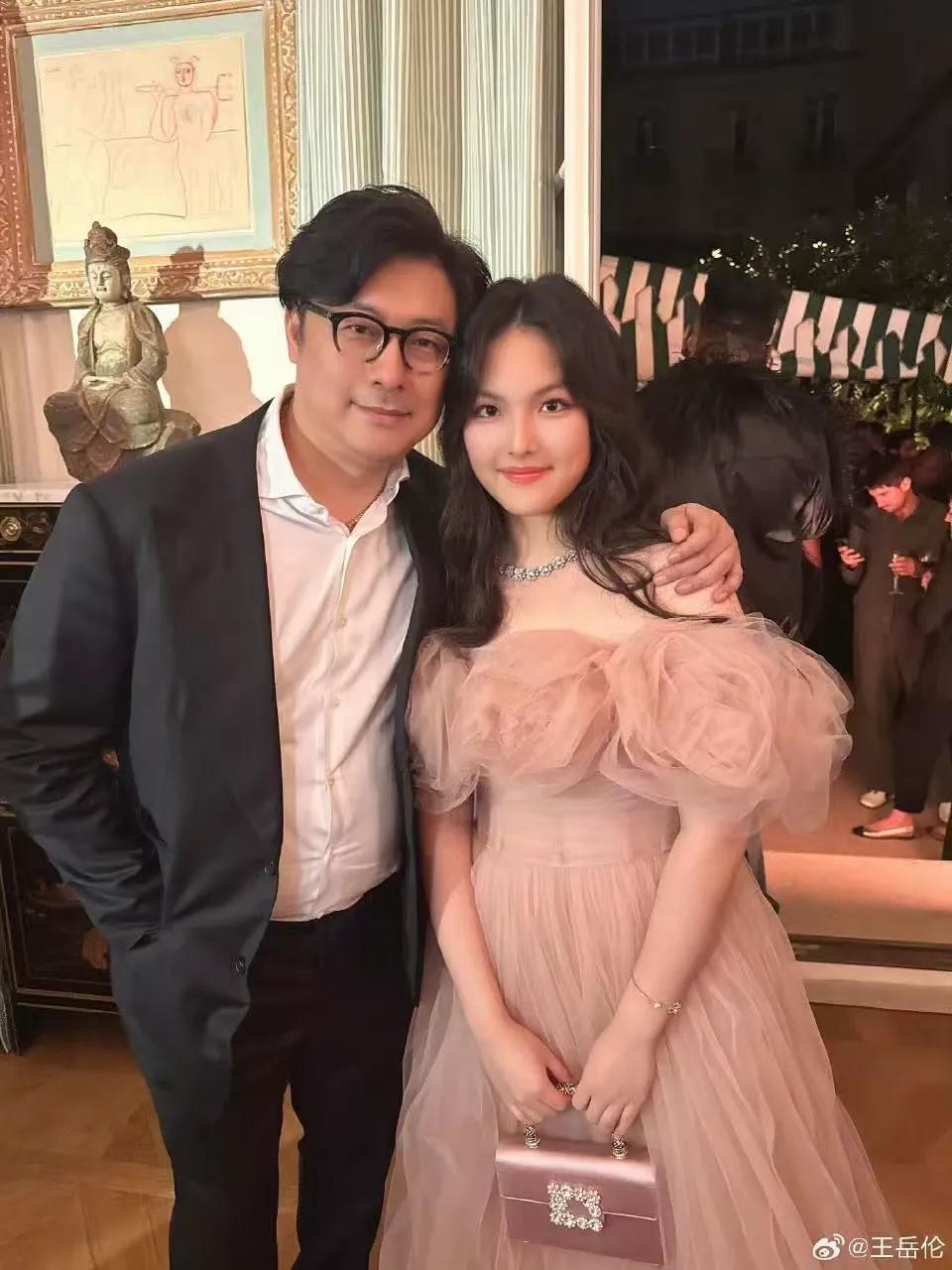李湘女儿绘画得奖仅1天，被嘲爷爷帮画，怎么就总有人看不得别人好呢？
 
不管怎样